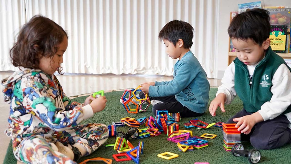 children-learning-through-play-NIS