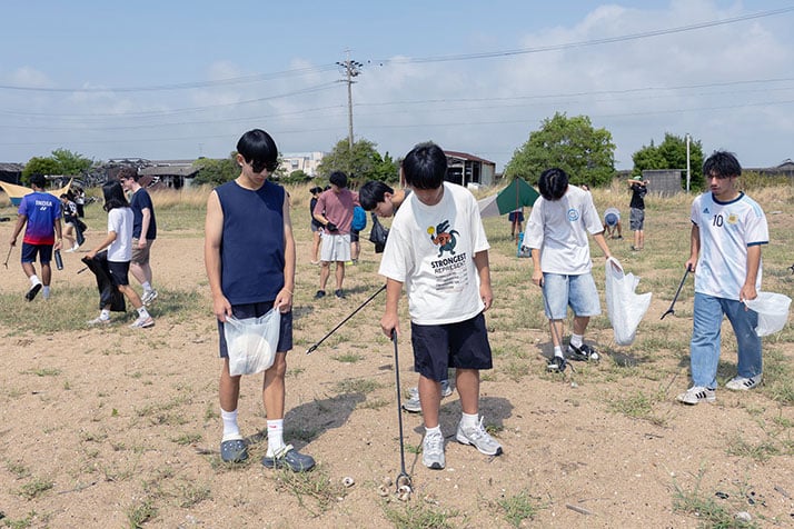 retreatimageMIDDLE_beachcleaningLR