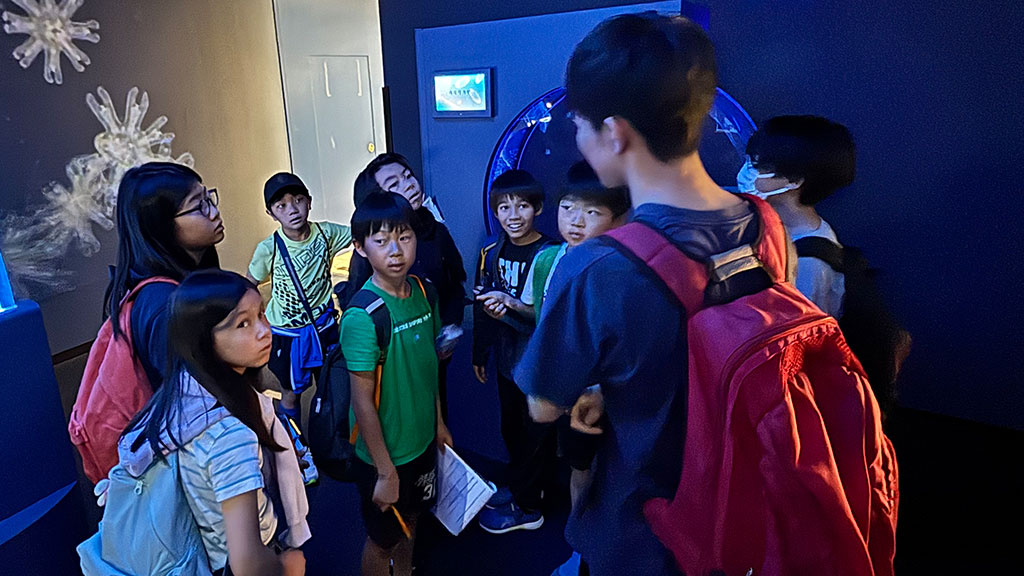 NIS students on aquarium field trip