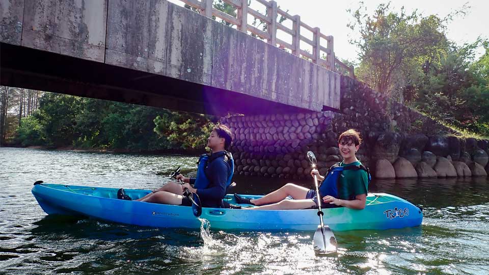 kayaking on nis student retreats
