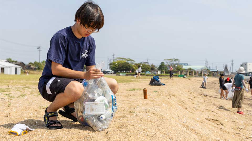 NIS student clean trash of Japan beach