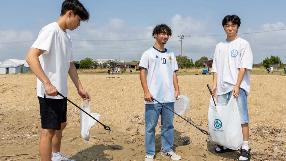 NIS student clean trash of Japan beach