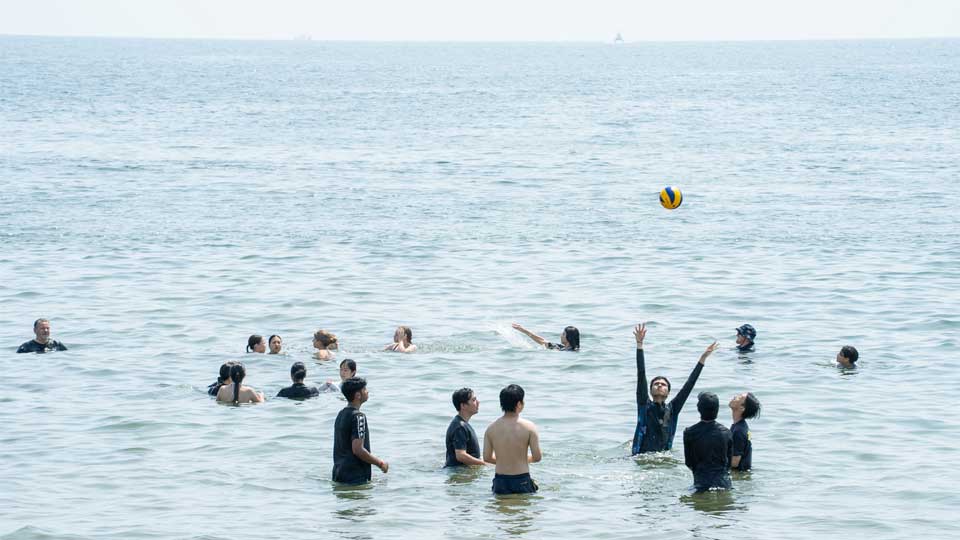nis students enjoy the beach on student retreats