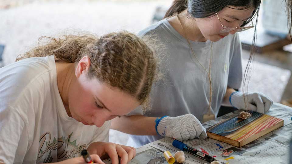 nis students do art project on student retreats