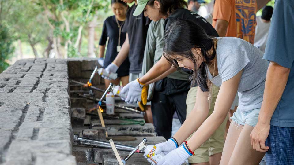 nis students do art project on student retreats