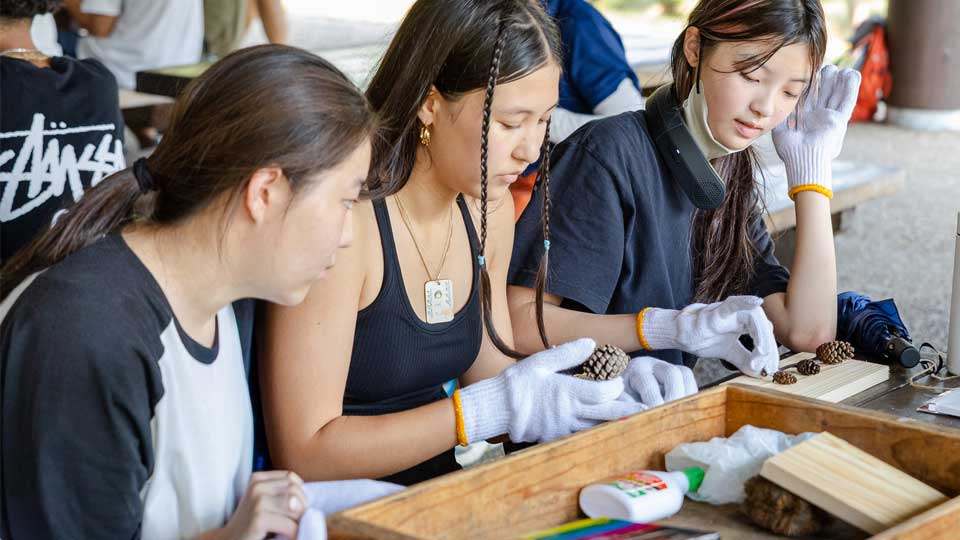 nis students do art project on student retreats
